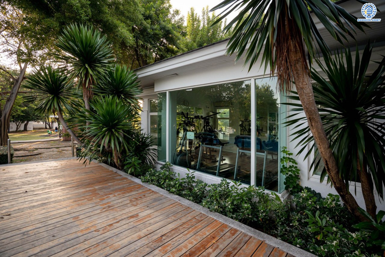 บ้านเดี่ยวมือสอง จากแบรนด์ LH โครงการ ชัยพฤกษ์ วัชรพล หลังใหญ่ เนื้อที่ 55.4 ตร.ว. ฟังก์ชัน 3 ห้องนอน 3 ห้องน้ำ จอดรถได้ 2 คัน พร้อม Facilities ครบครัน บนทำเลเดินทางสะดวก ติดถนนสุขาภิบาล5 เชื่อมต่อหลายเส้นทาง ใกล้ทางด่วน "ฉลองรัช" และรถไฟฟ้าสายสีเขียว "สถานีสายหยุด"